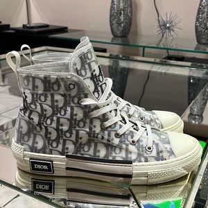 Christian Dior B23 HIGH-TOP SNEAKER
White and Black Dior Oblique Canvas